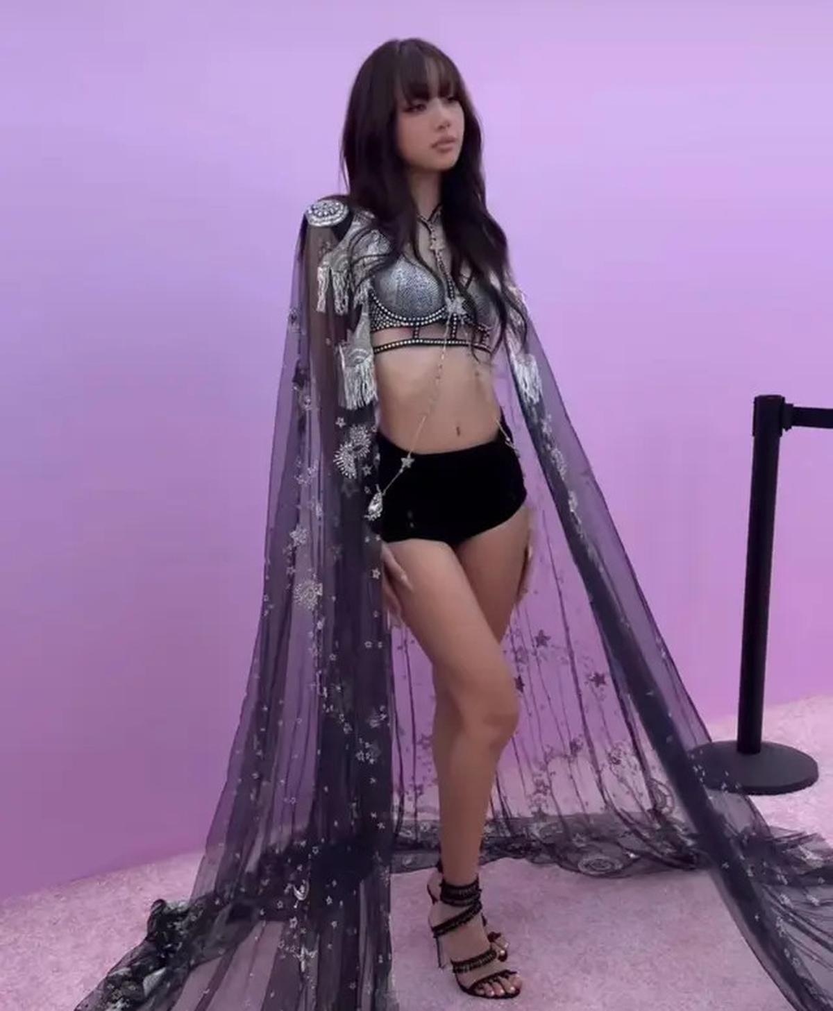 Adu Gaya Lisa BLACKPINK dan Gigi Hadid di Runway Victoria's Secret yang Kembali Setelah 6 Tahun Absen