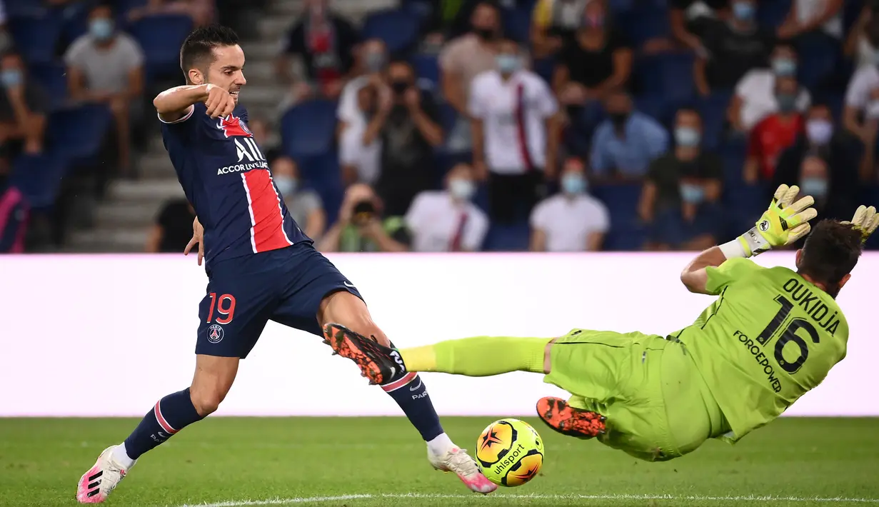 Gelandang PSG, Ander Herrera, berusaha mencetak gol ke gawang Metz pada laga Liga Prancis di Stadion Parc des Princes, Paris, Kamis (17/9/2020) dini hari WIB. PSG menang 1-0 atas Metz. (AFP/Franck Fife)
