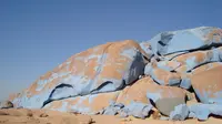 Blue Desert adalah destinasi wisata di Mesir berupa batu biru yang juga lambang perdamaian.