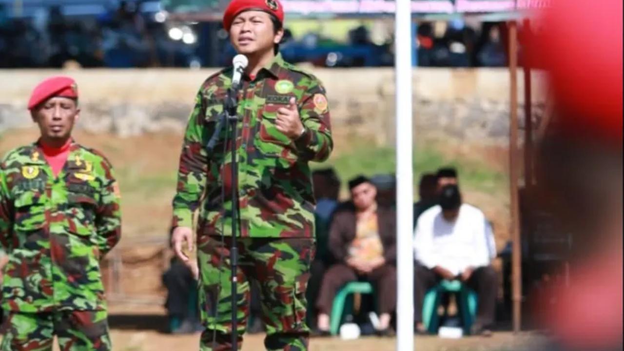 Dia mencobtohkan, praktik politik keluarga Bush, Clinton atau bahkan keluarga Kennedy. Terbaru dan cukup fenomenal adalah kemunculan Jason Tredeau, Perdana Menteri Kanada<br>