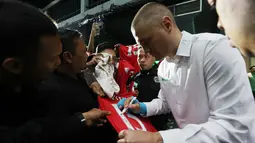 Mantan bintang Manchester United, Nemanja Vidic memberikan tanda tangan kepada fans saat hadir dalam acara bertajuk Meet The UEFA Champion League Trophy and Legends di MGP Space SCBD, Jakarta, Sabtu (27/4/2024). (Bola.com/M iqbal Ichsan)