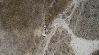 Sebuah perahu terbengkalai di dekat pantai Danau Titicaca di Huarina, Bolivia, Kamis, 27 Juli 2023. (AP Photo/Juan Karita)