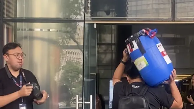 Tong Biru Tempat Penampungan Uang Suap