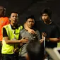 Salah satu suporter Juventus terpaksa diamankan pihak keamanan akibat berulah masuk lapangan di Stadion GBK, Jakarta, (5/8/2014). (Liputan6.com/Helmi Fithriansyah) 