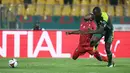 Penyerang Guinea Ekuatorial Pedro Oba (kiri) terjatuh saat berebut bola dengan bek Senegal Kalidou Koulibaly selama pertandingan perempat final Piala Afrika (CAN) 2021 di Stade Ahmadou Ahidjo di Yaounde (31/1/2022). Senegal menang atas Guinea Ekuatorial 3-1. (AFP/ Kenzo Tribouillard)