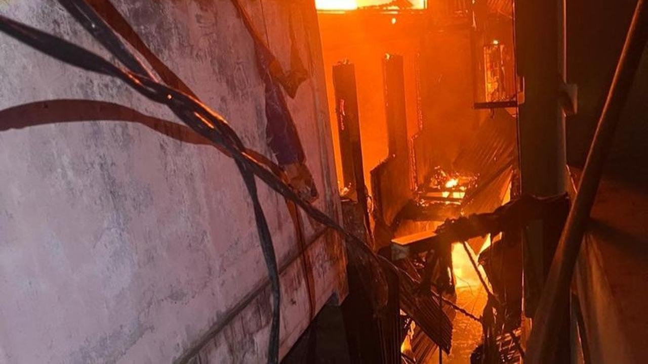 Kebakaran Tambora Jakarta Barat Hanguskan 14 Rumah dan Konveksi, Kerugian Capai Rp1,7 Miliar