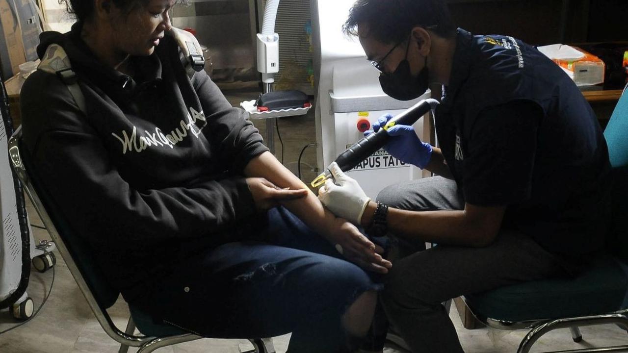 Beberapa warga juga ada yang mengaku sudah dua kali mengikuti layanan hapus tato gratis ini.<br><br>Ada juga yang sudah tiga kali tergantung besar kecilnya tato yang dibuatnya dulu berwarna atau tidak. <br>