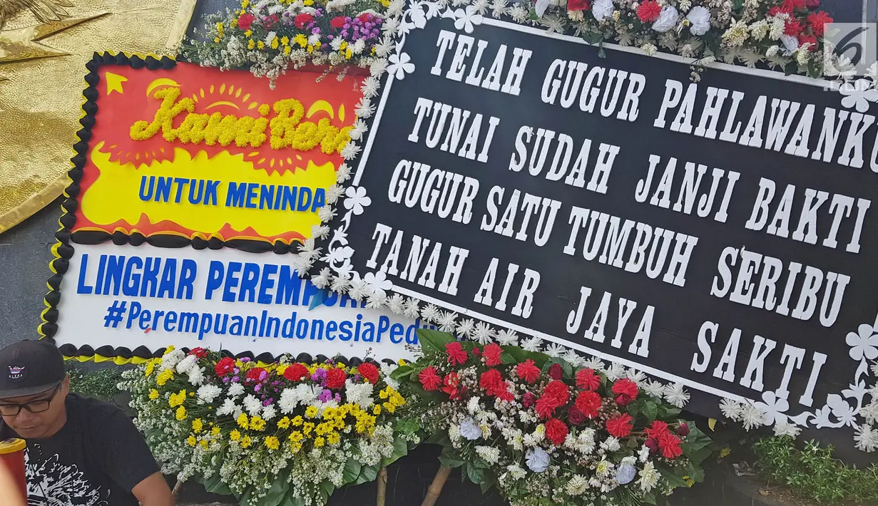 Karangan bunga menghiasi komplek Mako Brimob Kelapa Dua, Depok, Jawa Barat, Jumat (11/5). Karangan bunga ucapan bela sungkawa bertuliskan 'kami tidak takut, kami bersama Polri'. (Liputan6.com/Herman Zakharia)