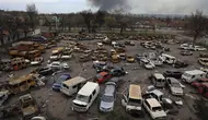 Kendaraan yang rusak terlihat di Pabrik Metalurgi Illich Iron & Steel Works, saat asap mengepul dari Metallurgical Combine Azovstal selama pertempuran sengit, di daerah yang dikendalikan pasukan separatis yang didukung Rusia di Mariupol, Ukraina (19/4/2022).  (AP Photo/Alexei Alexandrov)