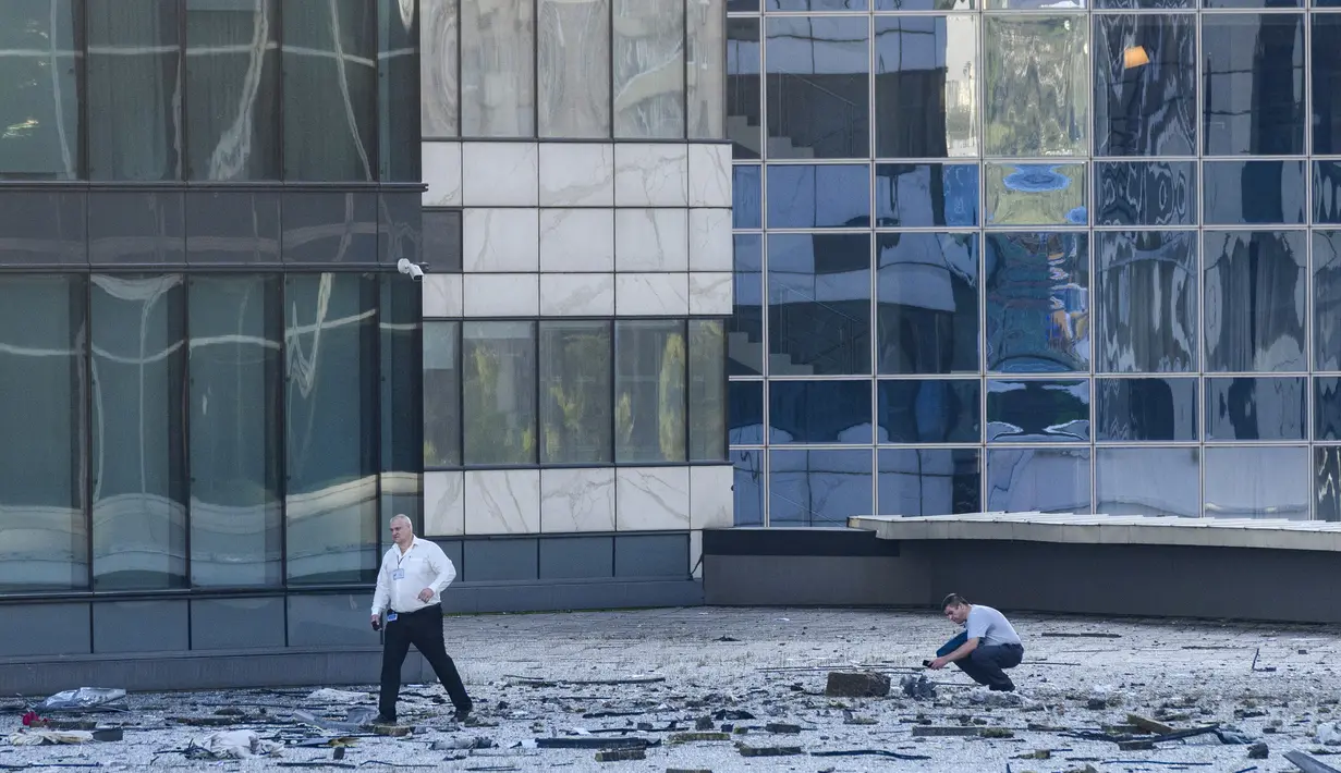 Penyelidik memeriksa area di sebelah bangunan yang rusak di kawasan bisnis "Kota Moskow" setelah serangan pesawat tak berawak yang dilaporkan di Moskow, Rusia, Selasa pagi, 1 Agustus 2023. (AP Photo)