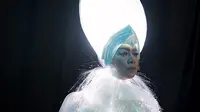Melly Goeslaw mengenakan headpiece Mother of Universe. (dok. instagram.com/rinaldyyunardiofficial/https://www.instagram.com/p/BjEZU1AnO5M/Novi Thedora)
