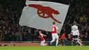 Pemain Arsenal Kieran Gibbs merayakan gol berasama rekannya pada lanjutan Liga Premier Inggris  di Stadion Emirates, London, Inggris, Minggu (8/11/2015). Arsenal bermain imbang 1-1.   (Reuters / Eddie Keogh)