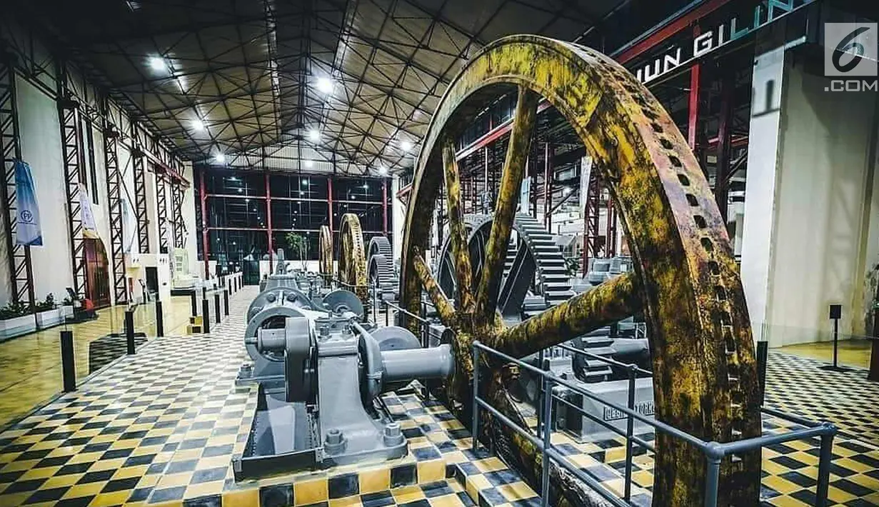 Sebuah mesin terlihat di dalam De Tjolomadoe di Karanganyar, Jawa Tengah. Menteri Rini menceritakan proyek restorasi ini berawal dari nilai sejarah Indonesia yang pernah menjadi eksportir gula terbesar di dunia. (Liputan6.com/Pool/BUMN)