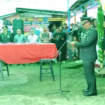 Kolonel Cpl Andi Edwin Mufiandi selaku Kapaldam XIII/Merdeka memimpin upacara penyerahan jenazah Pratu Afrio Setiawan pada, Kamis (15/5/2025).