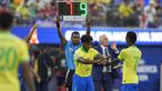 Pemain muda Brasil, Endrick (kiri) menggantikan Vinicius Junior saat laga Grup D Copa America 2024 melawan Kosta Rika di SoFi Stadium, Inglewood, California, Selasa (25/06/2024) WIB. (AP Photo/Ryan Sun)