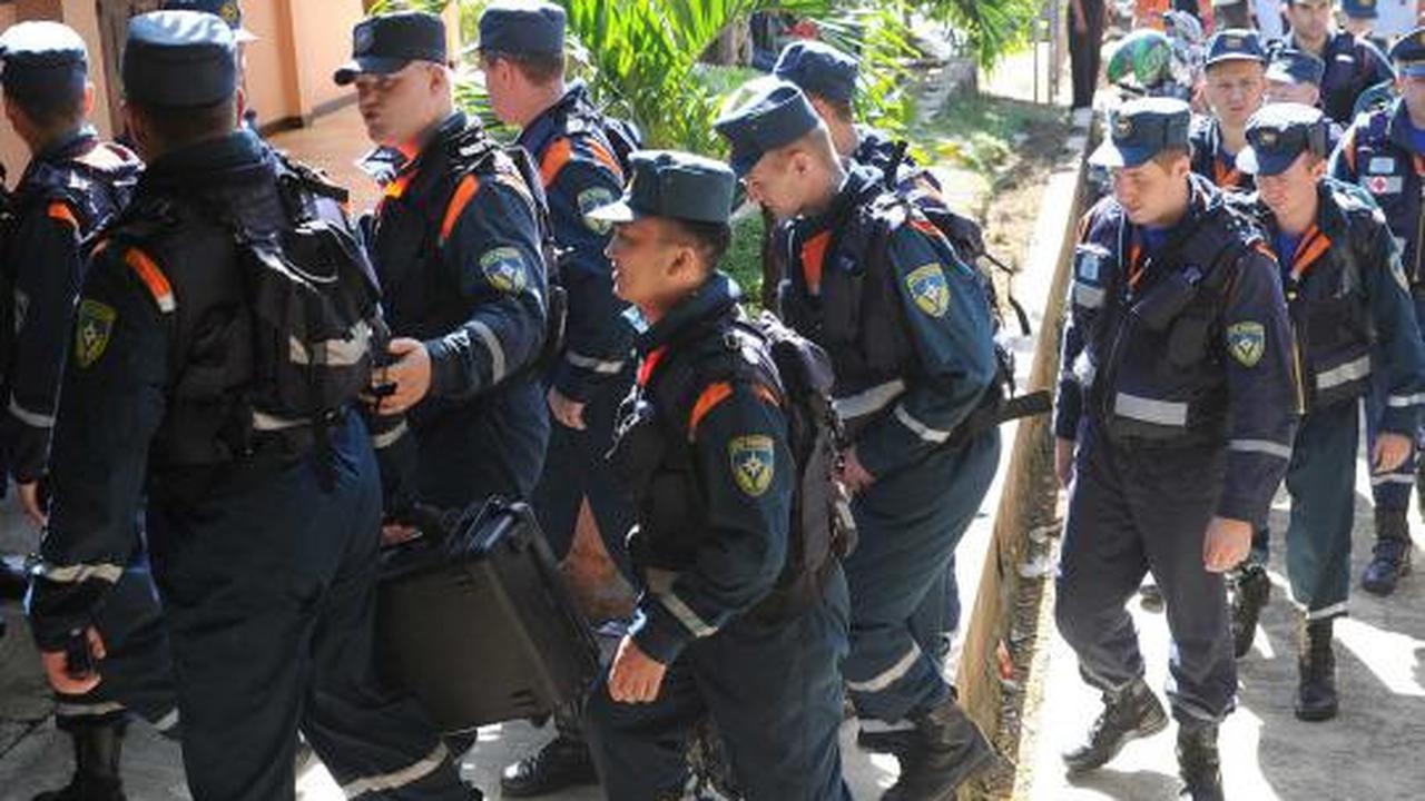 Tim SAR Rusia memasang rangka tenda di halaman sekolah kawasan Cijeruk 