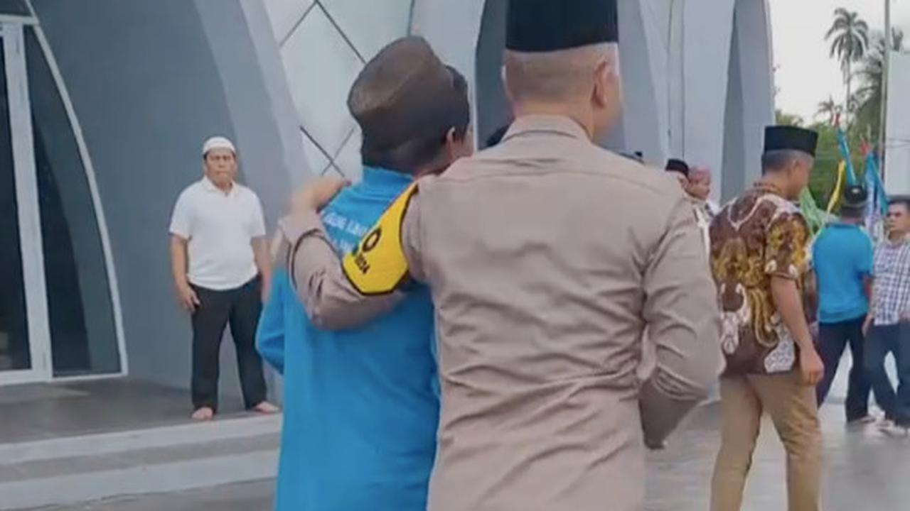 polisi bagi-bagi peci