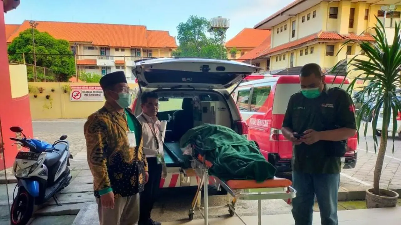 Jenazah Su diantar dengan menggunakan ambulans RSUD Jombang dan tiba di kediamannya, Kelurahan Kepatihan Jombang, dan dimakamkan. (Istimewa)
