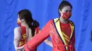 Anggota tim polo air putri Tiongkok melakukan peregangan selama Olimpiade Musim Panas 2020 di Tokyo, Jepang, Jumat (23/7/2021). Para atlet melakukan pelemasan otot sebelum berlaga agar dapat tampil maksimal saat bertanding. (AP Photo/Mark Humphrey)
