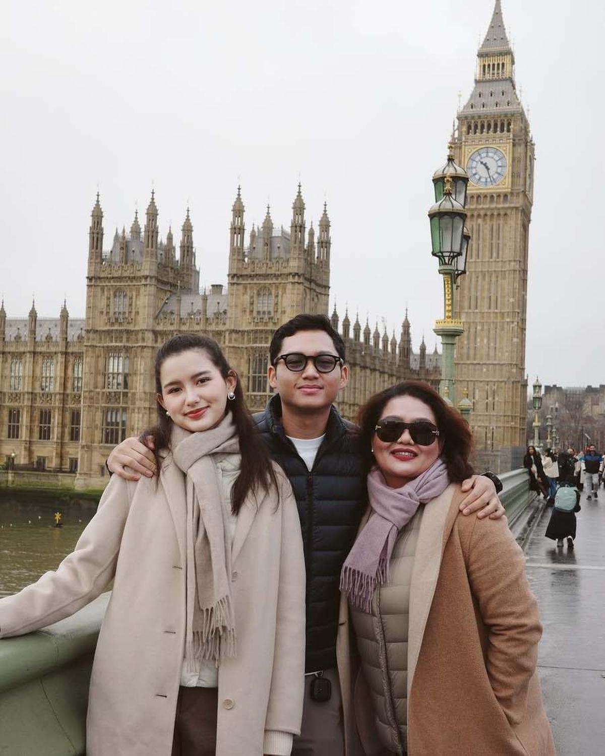 9 Potret Azriel Liburan Bareng Sarah Menzel Dari London Sampai Roma, Ketika Keluarga Besarnya Liburan di Jepang