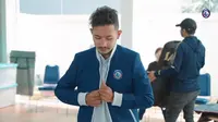 Pemain Arema FC, Gian Zola mengenakan jas baru buatan Presiden klub tim Singo Edan, Gilang Widya Pramana. (Dok. Arema FC)