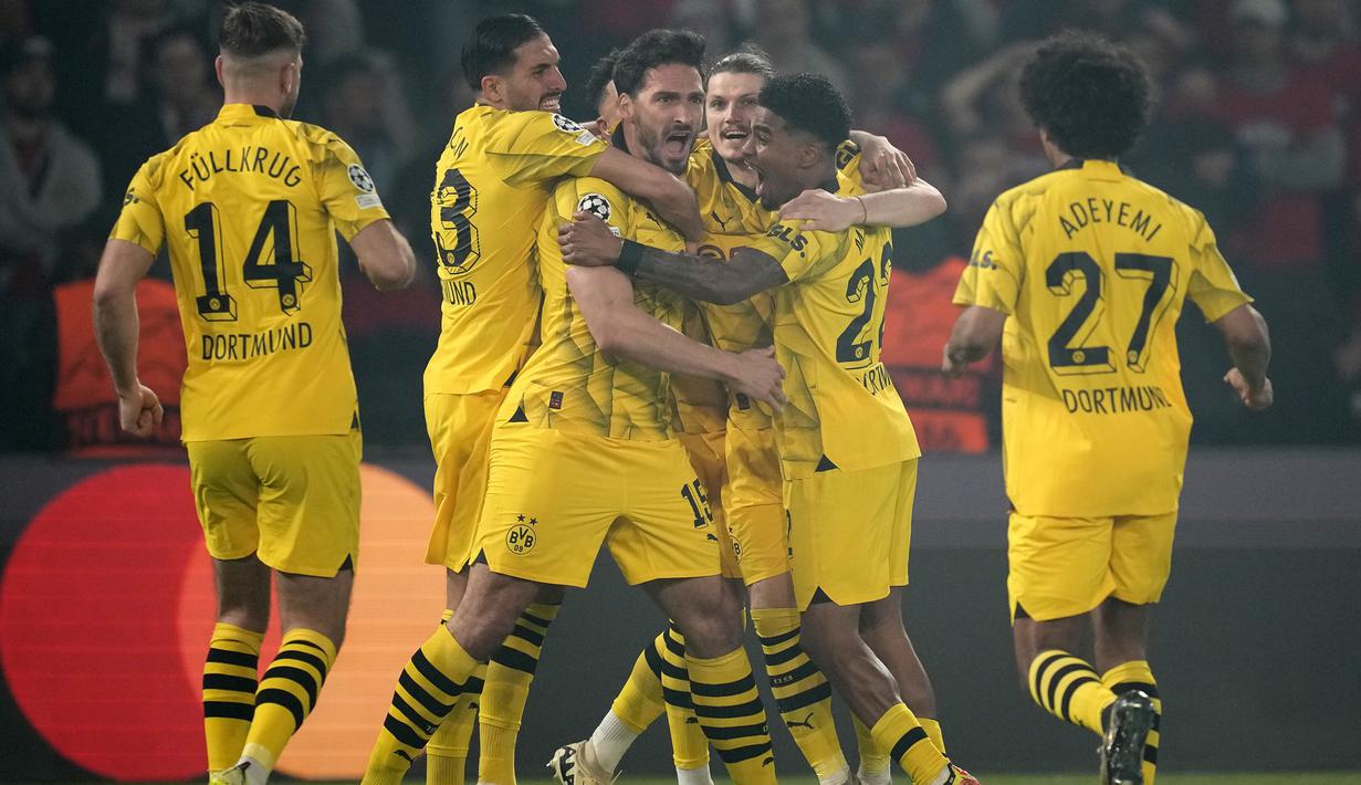 Selebrasi para pemain Borussia Dortmund merayakan gol yang dicetak Mats Hummels (tengah) ke gawang PSG pada laga leg kedua semifinal Liga Champions 2023/2024 di Parc des Princes Stadium, Paris, Rabu (7/5/2024). (AP Photo/Christophe Ena)