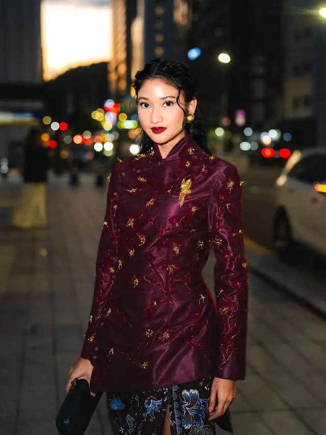 Claresta Taufan kenakan aksesori Tulola di Busan Internasional Film Festival. [@armanfebryan]