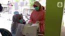 Tenaga kesehatan menjalani pemeriksaan sebelum menjalani vaksinasi COVID-19 di Puskesmas Jurang Mangu, Tangerang Selatan, Jumat (15/1/2021). Program vaksinasi COVID-19 tahap pertama kepada tenaga kesehatan mulai dilakukan di berbagai daerah di Indonesia. (Liputan6.com/Angga Yuniar)