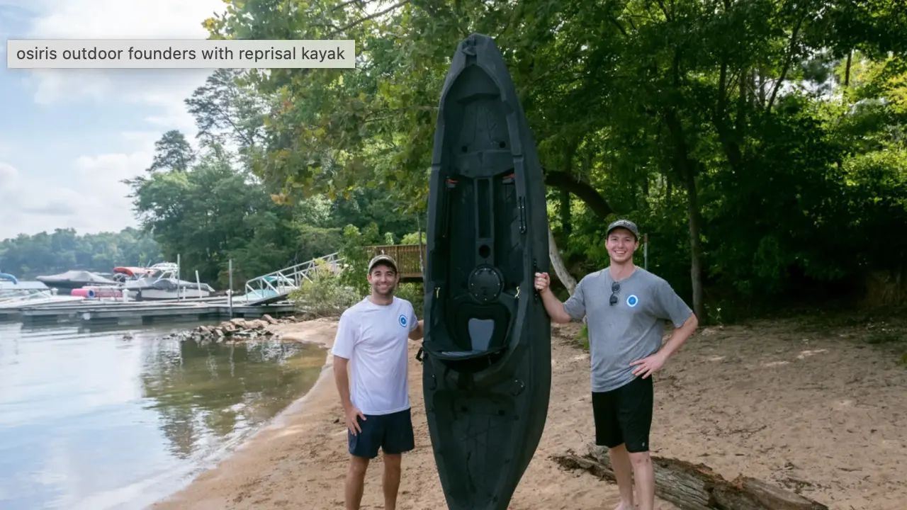 Turner (kiri) dan Smith (kanan) dengan kayak reprisal.