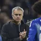 Pelatih Chelsea  Jose Mourinho memberikan tepuk tangan kepada Willian saat pada lanjutan Liga Champion Grup G di Stadion Stamford Bridge, London, Rabu (4/11/2015) dini hari. Chelsea memang 2-1. (Reuters / Toby Melville)