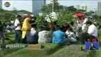 H+2 Lebaran, warga padati TPU Karet Bivak, Tanah Abang, untuk berziarah.