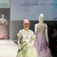 Tampil di hari kedua Jakarta Fashion Week (JFW), desainer ternama Dian Pelangi menghadirkan koleksi terbaru dengan tema Sportswear. (Andy Masela/Bintang.com)