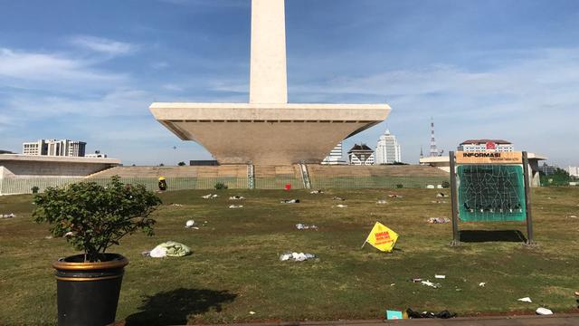 Sampah Masih Berserakan di kawasan Monas selepas perayaan malam pergantian tahun 2018 (Liputan6.com/Yunizafira Putri)