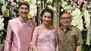 Velove Vexia tampil elegan dalam kebaya brokat lengan panjang saat merayakan tasyakuran tujuh bulan kehamilannya. Kebaya dengan detail kerah u-neck ini semakin terlihat mewah dengan tambahan bros warna silver yang memberikan sentuhan klasik dan berkelas. [@jusuf_long].