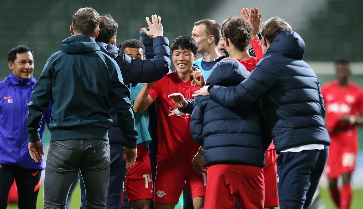 Striker RB Leipzig, Hwang Hee-chan (tengah) bersama para pemain lainnya merayakan kemenangan 2-1 atas Werder Bremen melalui babak perpanjangan waktu dalam laga semifinal DFB Pokal di Weserstadion, Bremen, Jumat (30/4/2021). (AFP/Cathrin Mueller/Pool)