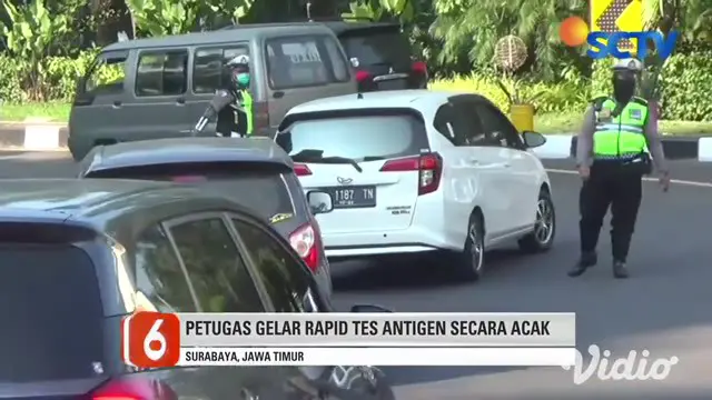 Petugas menggelar rapid tes antigen secara acak kepada pengendara asal luar kota yang masuk ke Surabaya, Jawa Timur, di perbatasan Kota Surabaya dan Kabupaten Sidoarjo.