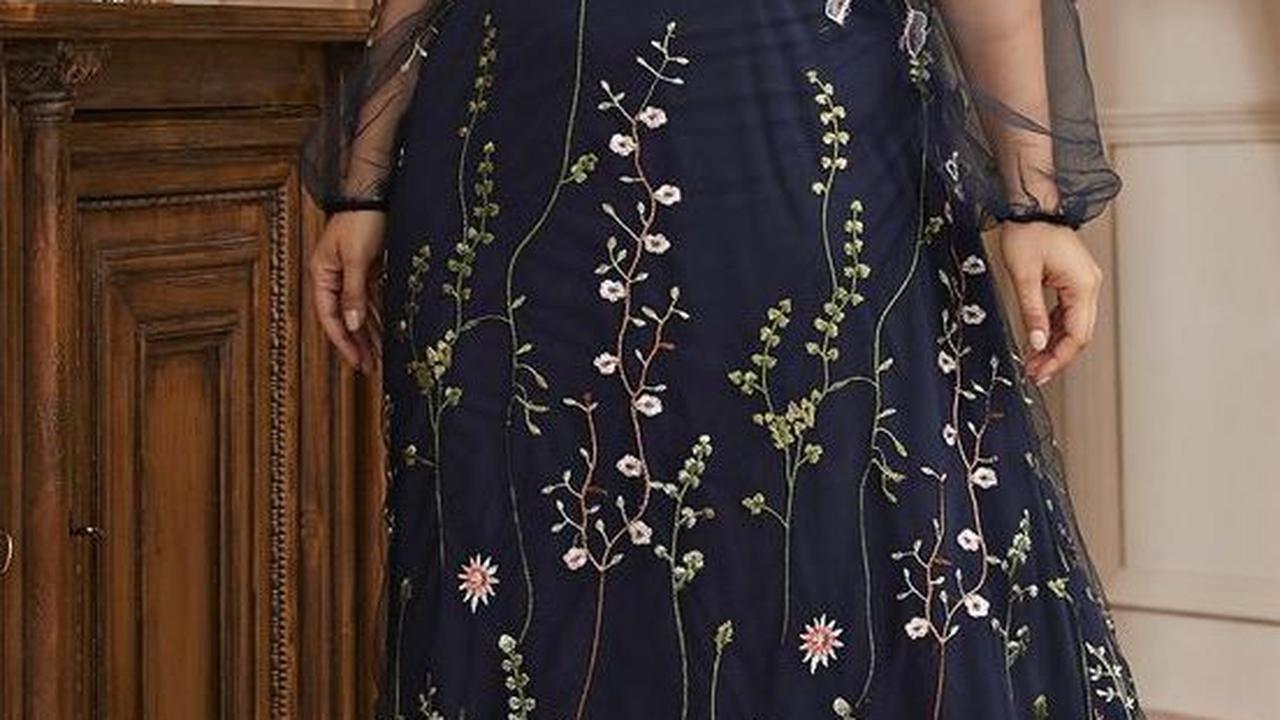 2. Pilih Kebaya Berwarna Gelap dan Detail yang Berkesan pada Penampilan<br>