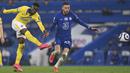 Gelandang Brighton and Hove Albion, Yves Bissouma (kiri) melepaskan tendangan di depan gelandang Chelsea, Hakim Ziyech dalam laga lanjutan Liga Inggris 2020/2021 pekan ke-32 di Stamford Bridge, London, Selasa (20/4/2021). Chelsea bermain imbang 0-0 dengan Brighton. (AP/Neil Hall/Pool)