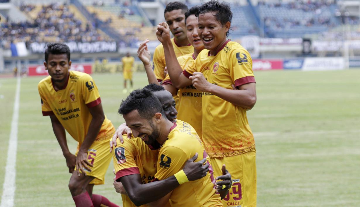 Para pemain Sriwijaya FC merayakan kemenangan atas PSMS pada laga Piala Presiden di Stadion GBLA, Bandung, Jumat (26/1/2018). Sriwijaya FC menang 2-0 atas PSMS. (Bola.com/M Iqbal Ichsan)