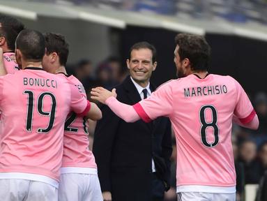 Para Pemain Juventus, merayakan gol Andrea Barzagli saat melawan Atalanta pada lanjutan Serie A 2015-2016  di Stadion Atleti Azzurri d'Italia, Minggu (6/3/2016) malam WIB. (AFP/Olivier Morin)