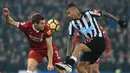 Pemain Liverpool, James Milner (kiri) berebut bola dengan pemain Newcastle United, Kenedy pada lanjutan Premier League di Anfield, Liverpool, (3/3/2018). Liverpool menang 2-0.  (AFP/Lindsey Parnaby)