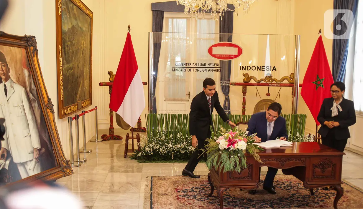 Menteri Luar Negeri Maroko, Nasser Bourita mengisi buku tamu disaksikan Menteri Luar Negeri RI, Retno Marsudi  di kantor Kemenlu, Jakarta, Senin (28/10/2019). Pertemuan tersebut membahas hubungan bilateral antara kedua negara. (Liputan6.com/Faizal Fanani)