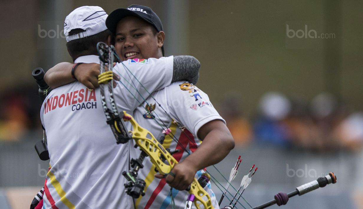 Pepanah Indonesia, Prima Wisnu, merayakan kemenangan saat final SEA Games cabang panahan nomor compound di National Sports Council, Kuala Lumpur, Rabu (16/8/2017). Dirinya meraih emas setelah mengalahkan Malaysia. (Bola.com/Vitalis Yogi Trisna)