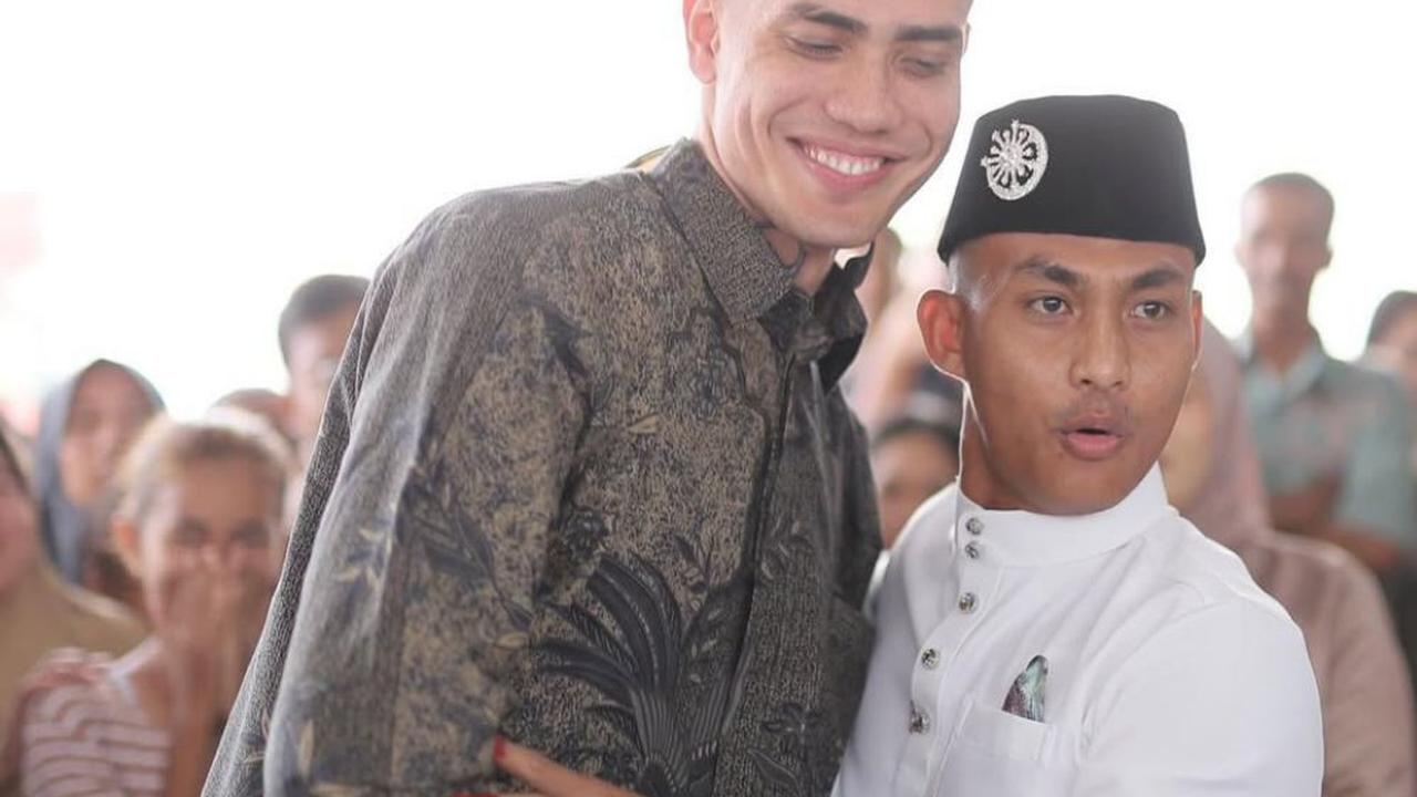 Momen Haru Aisar Khaled Beri Kejutan Rp100 Juta untuk Karyawannya yang Menikah