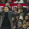 Pelatih kepala Bournemouth, Andoni Iraola memberi instruksi kepada pemainnya saat menghadapi Manchester United pada laga pekan ke-16 Liga Inggris 2023/2024 di Old Trafford Stadium, Sabtu (9/12/2023). (AP Photo/Jon Super)