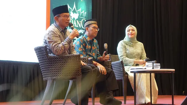 Omar S Anwar, Presiden Direktur Prudential Syariah dan Ah. Azharuddin Lathif, Ketua Dewan Pengawas Syariah di Hijrafest Padang. (Dok Prudential)