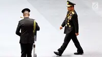 Kapolri Jenderal Tito Karnavian (kanan) pada peringatan HUT ke-72 Bhayangkara di Istora Senayan, Jakarta, Rabu (11/7). Presiden Joko Widodo atau Jokowi meminta personel Polri membuang budaya koruptif. (Liputan6.com/JohanTallo)