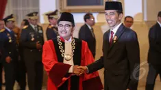 Presiden Joko Widodo berjabat tangan dengan Manahan Malontige Pardamean Sitompul saat acara pelantikan sebagai Hakim Konstitusi di Istana Negara, Jakarta, Selasa (28/4/2015). (Liputan6.com/ Faizal Fanani)