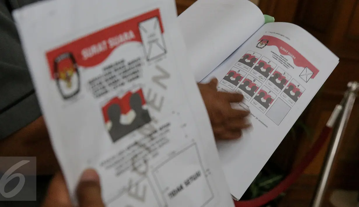 Petugas menunjukkan contoh surat suara untuk Pilkada serentak di KPU, Jakarta, Rabu (11/11). KPU akan mencetak surat suara Pilkada dari DPT di 295 Kabupaten/Kota sejumlah 96.165.966 pemilih ditambah 2% surat suara cadangan. (Liputan6.com/Faizal Fanani)