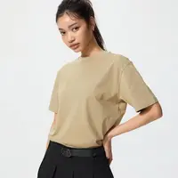 Mulai dari kaos, rok dan celana tailored hingga kombinasi dengan blazer, ada banyak cara membuat tampilan kantor tetap rapi tanpa harus selalu menggunakan kemeja. (Foto/Dok: UNIQLO)
